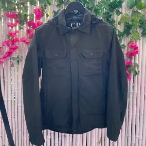 Vindjacka ifrån CP Company, perfekt inför hösten. Avtagbar luva vilket innebär att den dessutom går att bära som Overshirt. Tveka inte på att kontakta oss vid frågor⭐️