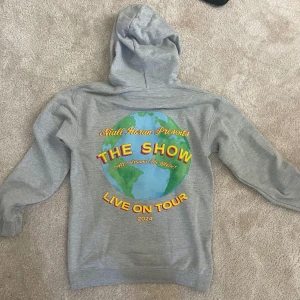 The show hoodie  - Niall Horan ”the show” hoodie! Köpt på hans konsert i stockholm för ca 900 kr. Normal i storleken och i fint skick! 💓💕💞