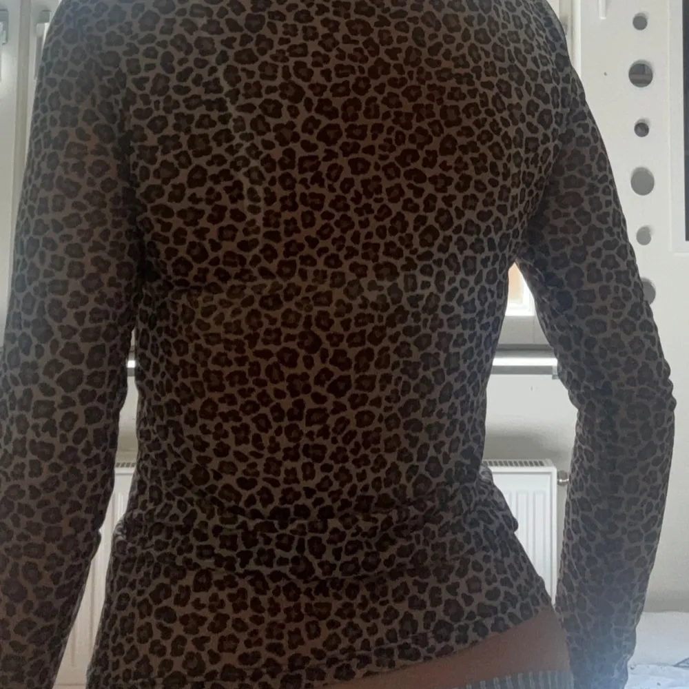 Jätte fin leopard topp. Den är genomskinlig och skit snygg med bh under. . Blusar.