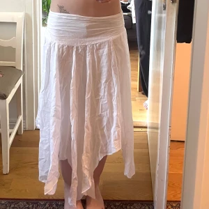 Vit lång kjol  - Aldrig använd kjol från Nelly. Har en tillhörande topp i en annan annons⭐️ 