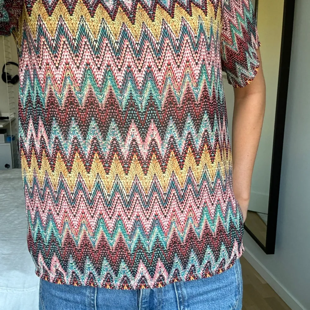 Säljer min superfina t-shirt från dry lake, som liknar Missoni🤩 Jättebra skick Storleken är xs och passar mig perfekt som är xs/s🥰 Skriv privat för fler frågor/ bilder . Blusar.