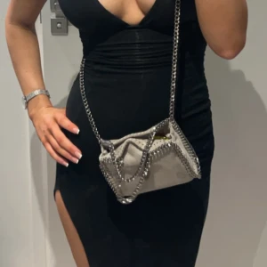 Mini stella mcartney falabella - säljer min nya stella mcartney fallabella, är väldigt lite andvänd. Kommer inte till andvänding färför säljer jag. Har kvitto och dustbag