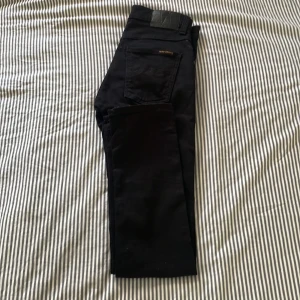Nudie Jeans, Grim Tim - Tja, jag säljer dessa 10/10 skick nudie jeans (Grim Tim). De här jeansen är ett par exklusiva jeans, nypris 1600kr.🥂✨Leverans instabox eller PostNord 1-2 dagar✅🤝 Pris kan även diskuteras!