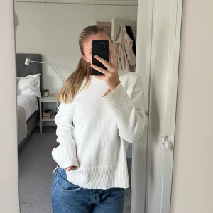 Vit Stickad Zara Tröja - Säljer min vita stickade zara tröja då den inte kommer till användning för mig. Använd 5-6 gånger, men syns inte alls på plagget på något sätt. Nypris 399kr🤍