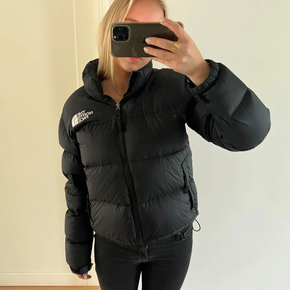 The North Face jacka i fint skick. Jättenajs och varm till vintern⛄️Nypris ca 2800kr. (Enda deffekten är lite smink på insida krage). Jackor.