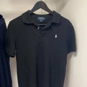 Raffe piké  - Riktigt schysst raffe piké  i storlek L (barnstorlek) men passar bra till S/XS