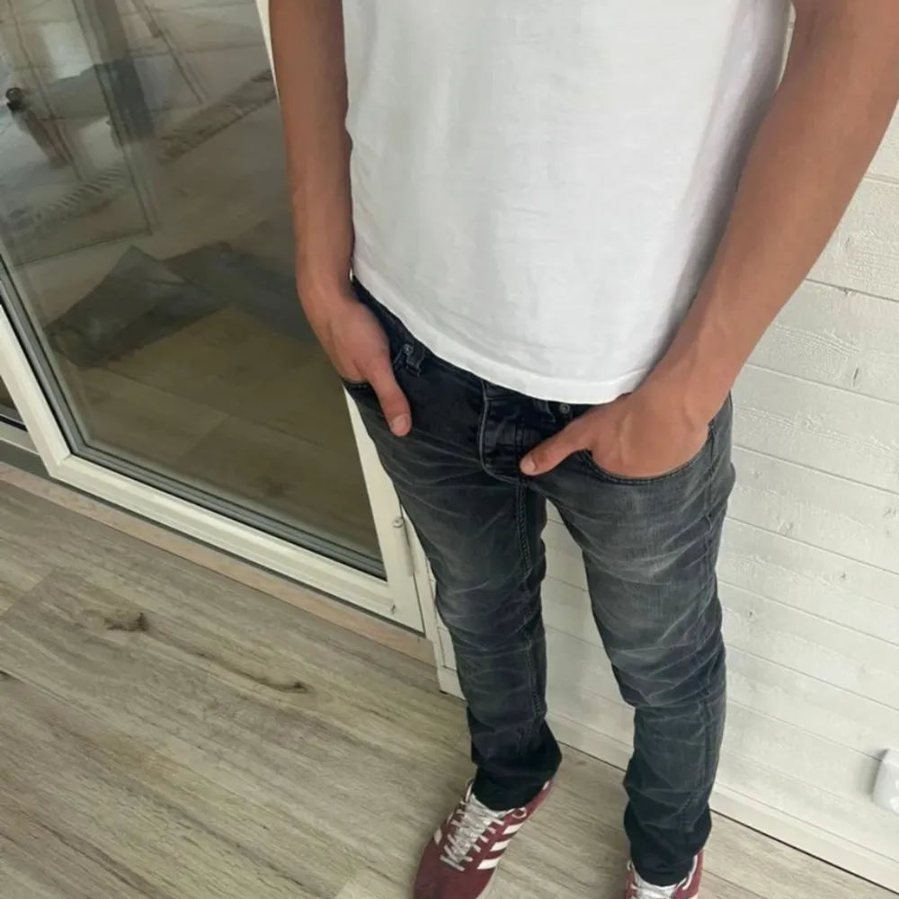 tja, säljer nu dessa helt nya acne studio jeans som sitter sjukt bra. skicket är 9/10 eftersom dem endast är testade. Hör gärna av er vid frågor eller annat🤝. Jeans & Byxor.