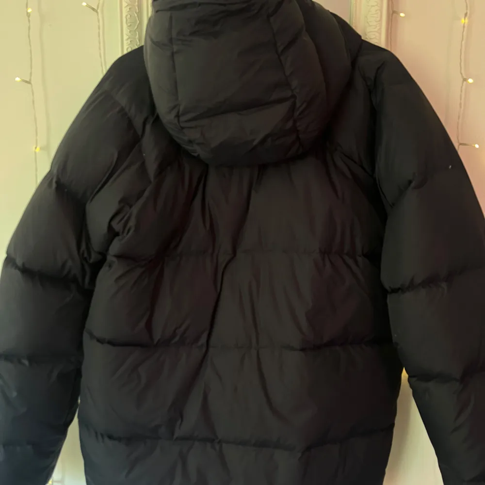 Intressekoll!! På min fjällräven jacka, strl xs i färgen mörkblå Har tappat två knappar, se bild 4,5. Takit.