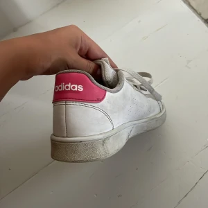 Adidas skor💗 - Snygga adidas skor med rosa detaljer💗storlek 36 men jag skulle säga mellan 36 och 37💓