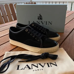 Lanvin skor  - Hej! Säljer nu dessa galet snygga lanvin skor. Skorna är i toppskick 9/10. Med skorna medföljer dustbag och extra skosnören!