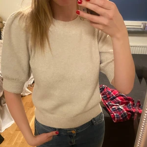 Stickad topp - En stickad t-shirt med puffärm från VeroModa, knappt använd så inte speciellt nopprig heller!🤍