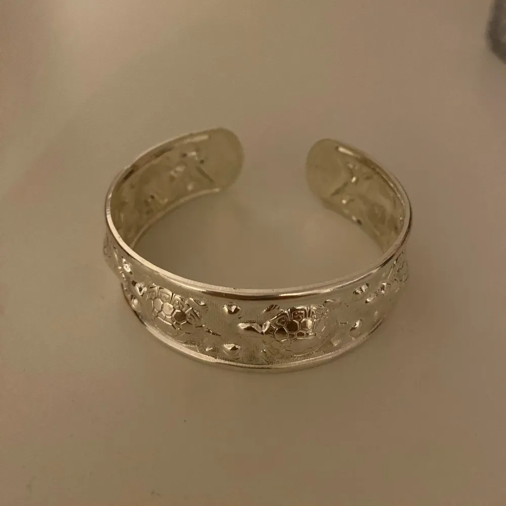 Säljer ett armband i silver som är helt ny och har använts en gång. Armbandet är i bra skick!  . Accessoarer.