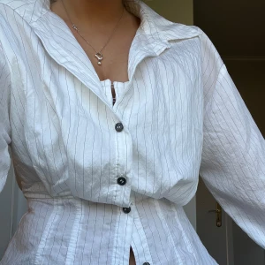 Skjortblus  - Superfin blus från zara med inbyggd ”korsett”🤍Vit med tunna svarta ränder