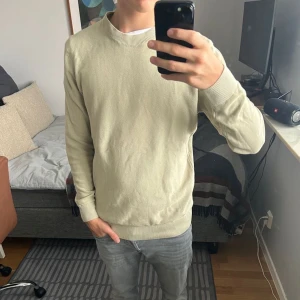 Stickad tröja - Säljer nu en stickad tröja från zara i storlek M. Killen på bilden är 175. Skriv vid fler frågor!