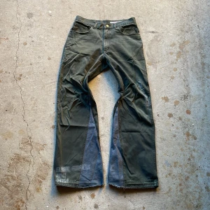 Flared pants - Flared byxor med sprayed detaljer. Vintage skick med heel-bite. Bootcut passform 