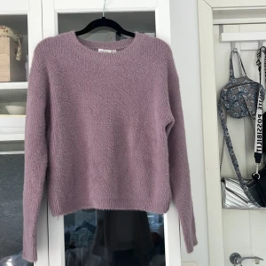 Lila stickad tröja  - Mysig lila stickad tröja från Kappahl väldigt bra skick storlek 146/152 kom privat för fler bilder