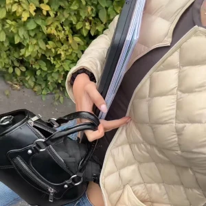 Beige uniqlo jacka - Säljer en populär beige quiltad jacka med dragkedja från uniqlo. Perfekt för höst och vår! Jackan har långa ärmar och en stilren design som passar till det mesta. Den är i mycket bra skick och superbekväm att ha på sig. 🍂