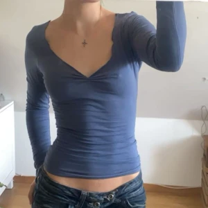 Blå tröja  - Superfin egensydd blå tröja. Så smickrande och ger av Elena Gilbert/Bella Swan vibes!! Perfekt inför hösten. Gå in på min profil för fler liknande tröjor!!❣️