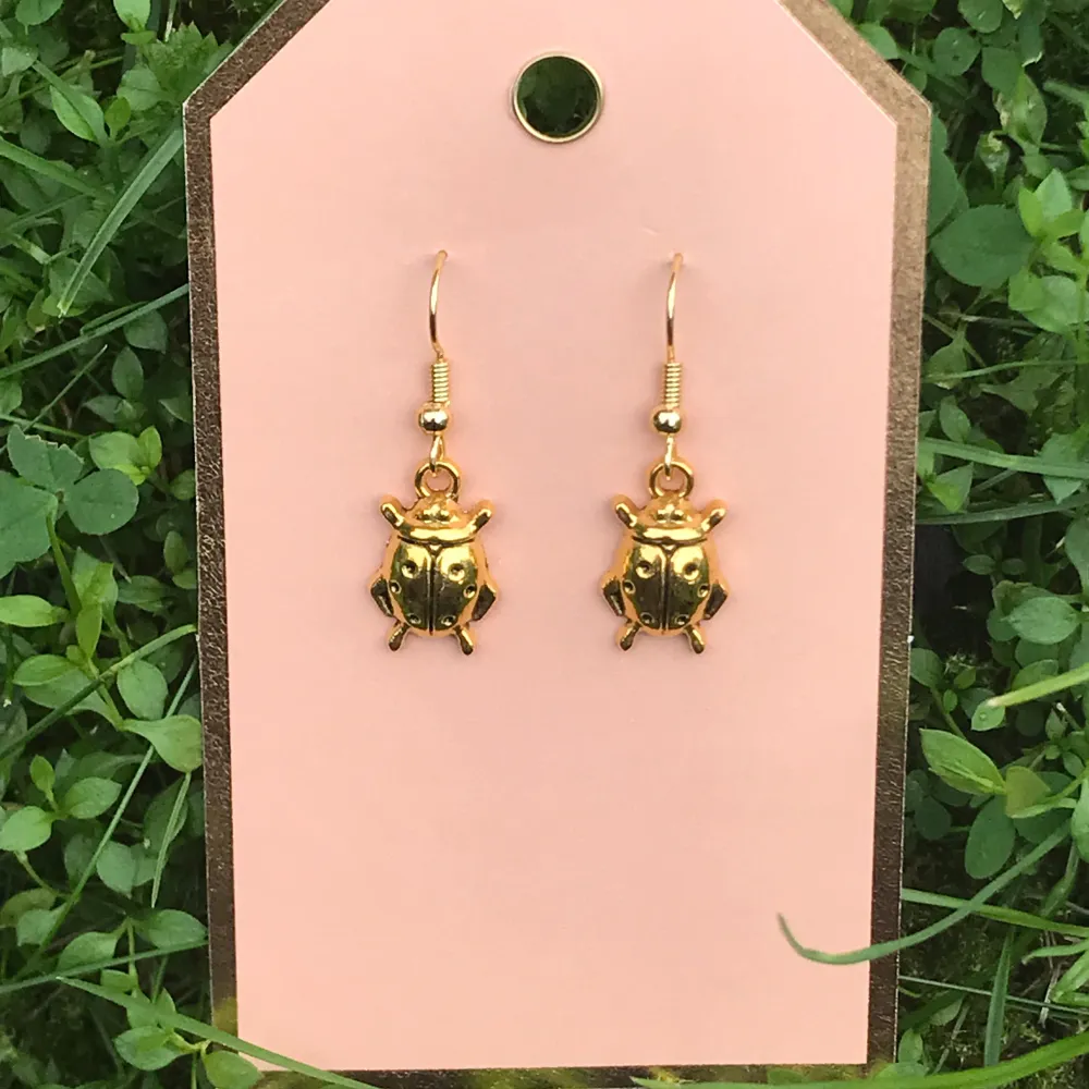 Vackra örhängen av guldiga nyckelpigor🐞🐞finns en massa liknande örhängen på min profil: fjärilar, fairy, blommor 🌷 . Accessoarer.