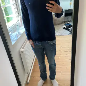 Säljer en stilren mörkblå tröja med långa ärmar. Perfekt för både vardag och lite kyligare dagar. Tröjan har en enkel design och är i bra skick. Passar perfekt till jeans för en avslappnad look. Är i s och själv är jag 177 och den är lite för liten för mig. Den är från Oscar Jacobson                                        Ny pris 1300.                                                                   Mitt pris 200