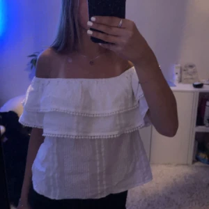 Jätte fin sommar topp - En jätte fin sommar tröja från bikbok i storlek xs  Använd några gånger men i bra skick💞 Pris kan sänkas lite om de inte är flera intresserade 