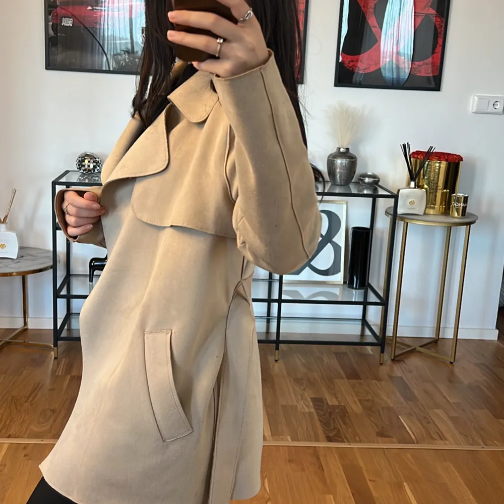 Brun/beige trenchcoat med fickor i superhärligt tyg. Storleken är S/36 och är från H&M. Knappt använd och är därför i jättefint skick💓 . Jackor.