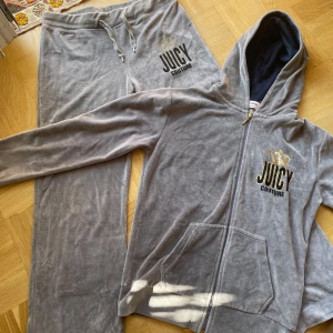 Juicy couture mjukisset  - Grått Juicy set i toppenskick! Från en äldre kollektion, en Paris Hilton 2000-talsdröm. Skriv privat för fler bilder💓💓