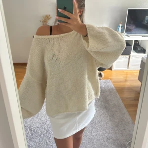 Beige stickad tröja  - En oversize mysig stickad tröja i bra skick!🤎 