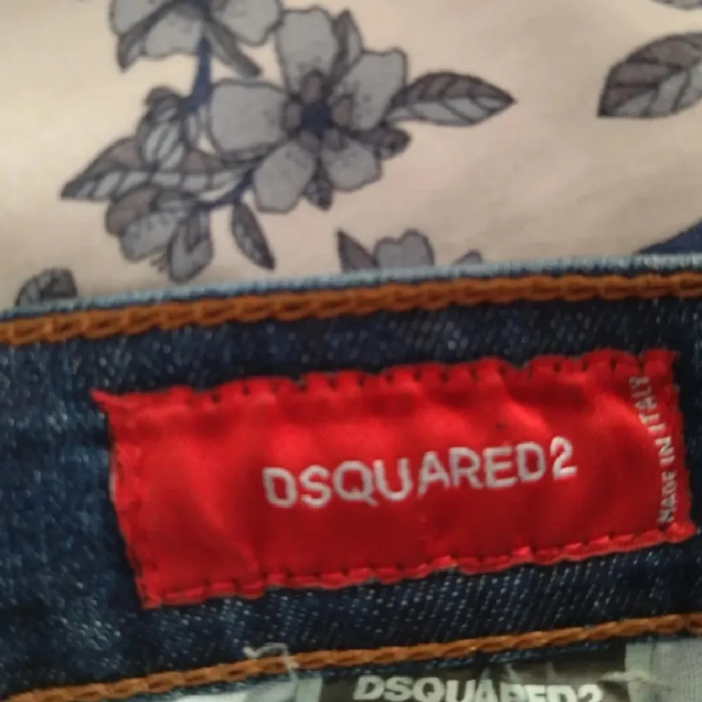 Säljer ett par blå jeans från Dsquared2. dem har många slitningar och är inte så använda. passar mig som är 174 men hade kunnat passa upp till 182. Jeans & Byxor.