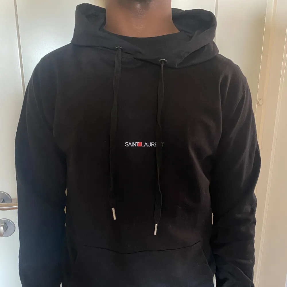 Skön Saint Laurent hoodie i storlek M - modellern är 180 och väger 65kg - STEAL 🚨. Hoodies.