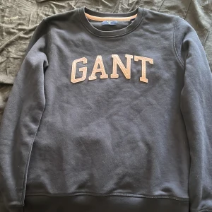 Gant hoodie  - Mörkblå hmdd rosa text knappt använd, 