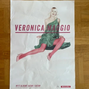poster - veronica maggio poster i inte så bra skick, den är endå från 2011. skavankerna kan man se på bilderna. 50x70cm