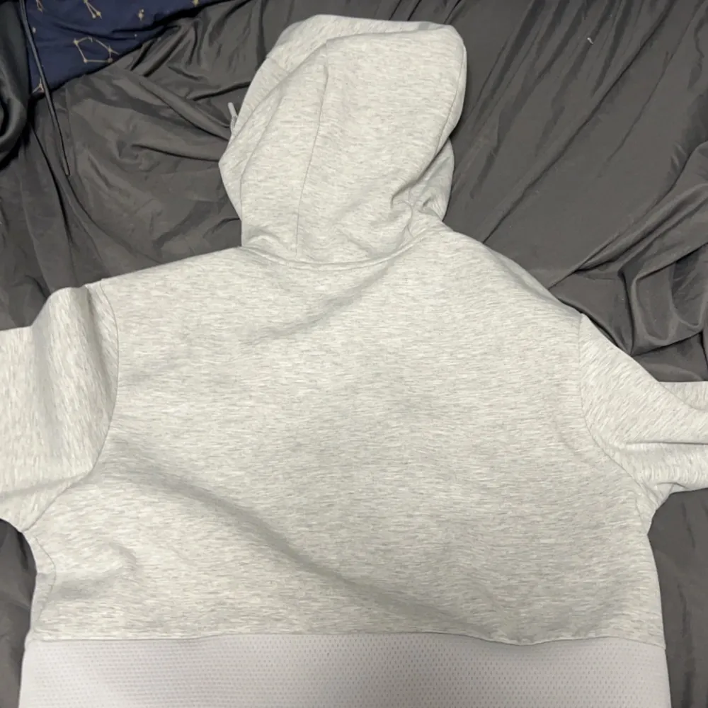 Grå lacoste hoodie  Skick 9/10 värd 1000 nypris mitt pris 600 priset kan diskuteras . Hoodies.