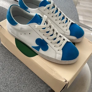 The gallarist   - Ljusblåa  Storlek 41-42  Helt oanvända helt nytt Skick   Ny pris 1800kr 