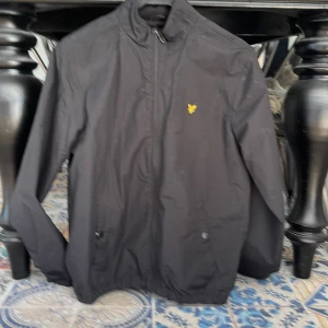 Lyle & scott wind breaker - otroligt fin jacka som inte använt mycket den är väldigt bekväm o är perfekt för den kommande våren säljer för jag ej använder den längre men den är otroligt bekväm och väldigt fin