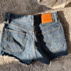 Levis shorts - Levis shorts, 501. Jättebra kvalite. Mid waist. Tyvärr för små för mig. Midjemåttet tvärs över är 35 cm💗