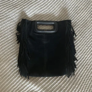 Majeväska - Säljer min majeväska köpt här på plick. Väskan är i den stora storleken och är bra skick men väll använd. Väska kommer ner ett axelband som går att sätta fast och ta av.  (Sista bilden är lånad)🩷🩷 Priset kan förhandlas☺️☺️