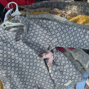 Odd Molly - Hej! Har samlat på mig i princip alla färger i dessa odd Molly koftorna. Nypriset var 2500 kr/ st och nu säljer jag dem 350kr/ st. Dm mig vilken färg du är ute efter.