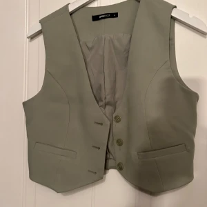 Väst - Köpt på Gina, aldrig använd