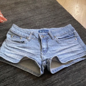 Jeansshorts - Så fina men tyvärr försmå på mig! Passar en 34/36