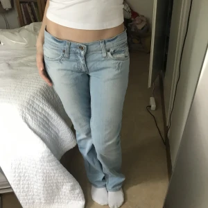 Ljusblå jeans - Säljer dessa lågmidjade ljusblåa jeans eftersom att de inte kommer till någon användning 💕💕 finns inget märke på jeansen tyvärr