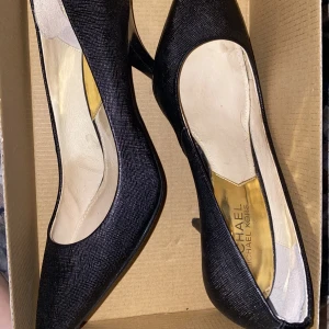 Micheal kors klackar - Svarta Mickael kors klackar med guld detaljer, strl 6 1/2 ( 37)  Oanvända!