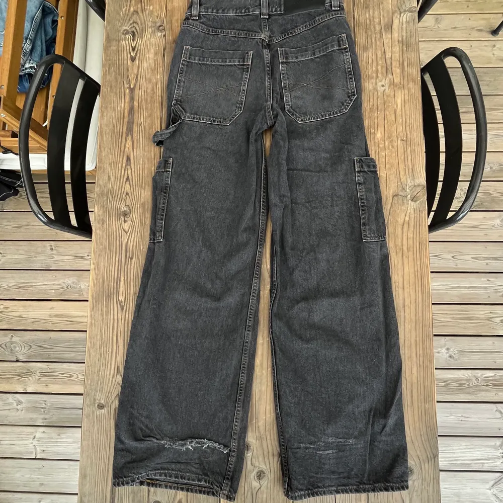 Sköna, baggy Carpenter jeans från Junkyard. Nypris 599 kr. Slitna baktill vid benslut, därav priset. . Jeans & Byxor.