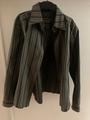 Grön skjorta - Grön randig skjorta