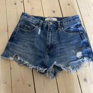 Jeansshorts från Hollister i fint skick, strl 23/ca xxs. Köparen står för frakten💕