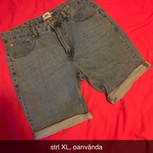jeansshorts - oanvända jeansshorts säljes pga passade inte för min sambo. strl XL herr men även fina på dam. kom med bud, nypris 150kr