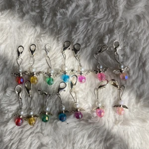 Lyckoänglar - Lyckoänglarna ”flox” går att välja mellan vit eller glansig vit överst samt två olika val av vingar. Handgjorda. Betalning sker via swish!❤️