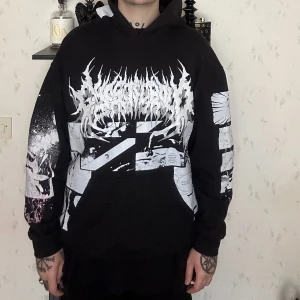 Ghost Supply - OseanWorld Anime Hoodie - Unik hoodie av Ghost Supply med 4-panelstryck samt tryck på luvan. Hoodien är avklippt vid sista resåren för en ”short fit”(se bilder).   Hoodien är i en mindre storlek L så passar M bra och S för en oversize fit. Jag på bild är 175cm 79kg. Fri frakt!