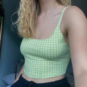 Croppat linne  - Rutig croptop från Zara. Snygg och i fint skick!  Obs färgen är mer lik den första bilden!! 