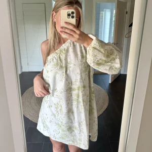 Sommarklänning  - Jättefin one-shoulder klänning från NAKD. Helt oanvänd med prislapp kvar. Storlek 38💕 Nypris: 699 kr